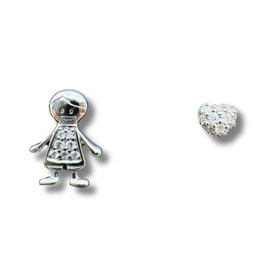 Pendientes de corazón de bebé hechos a mano por Iannelli en oro blanco y diamantes