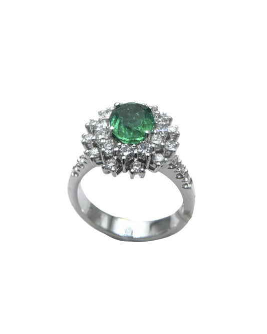 Anillo de oro blanco con esmeralda natural de talla ovalada y doble diamante envolvente