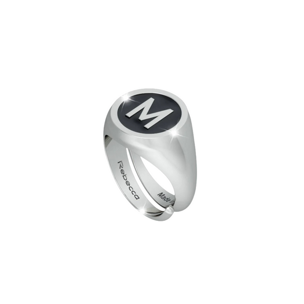 Anillo con inicial M de Rebecca Chevalier