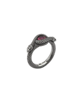 Anillo de serpiente solitario Nove25 con corindón rojo