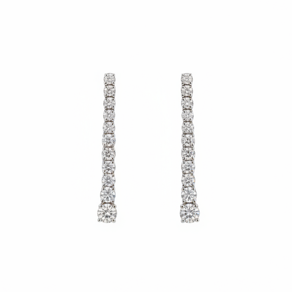 Orecchini diamanti sfondo bianco