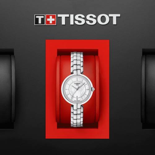 Tissot Flamingo con quadrante in madreperla e cinturino asimmetrico