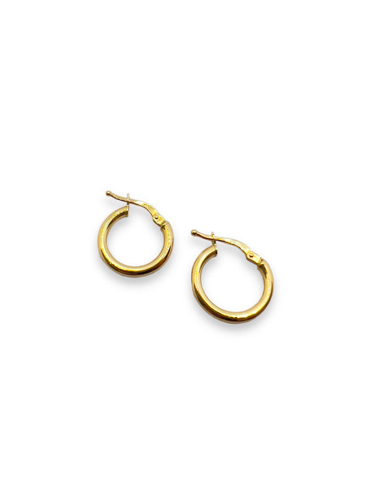 Pendientes de aro pequeños de oro amarillo de 18 kt de 1,2 cm de diámetro.