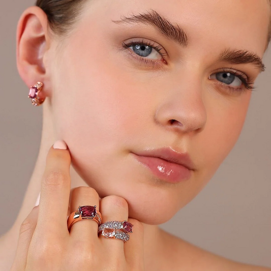 Anillo Bronzallure Contrarié con gema prismática de corte mosaico y pavé de circonitas cúbicas de morganita