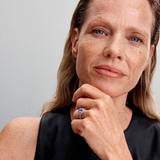 Anillo Pandora Light Point cuadrado azul con laterales de circonitas blancas