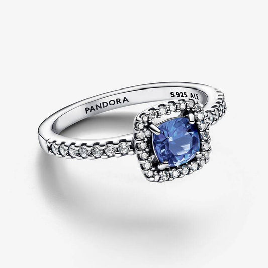Anillo Pandora pequeño cuadrado azul con punto de luz y laterales de circonitas blancas