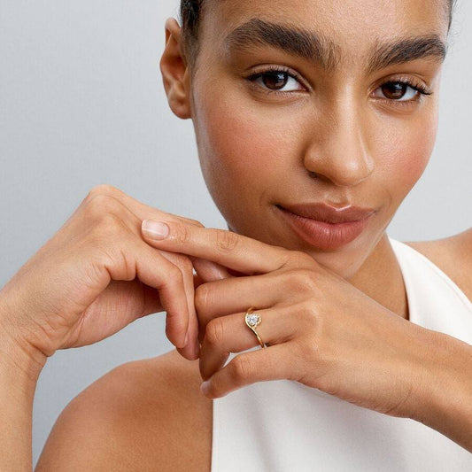 Anillo Pandora Golden Wave con corazón luminoso