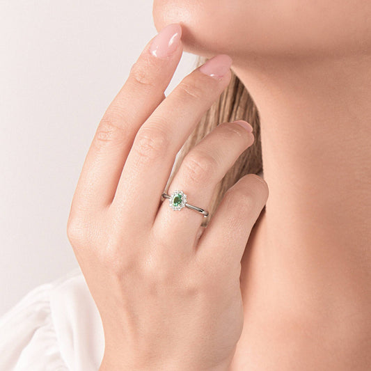 Anello Mirco Visconti con Smeraldo Centrale e Contorno di Diamanti Kate
