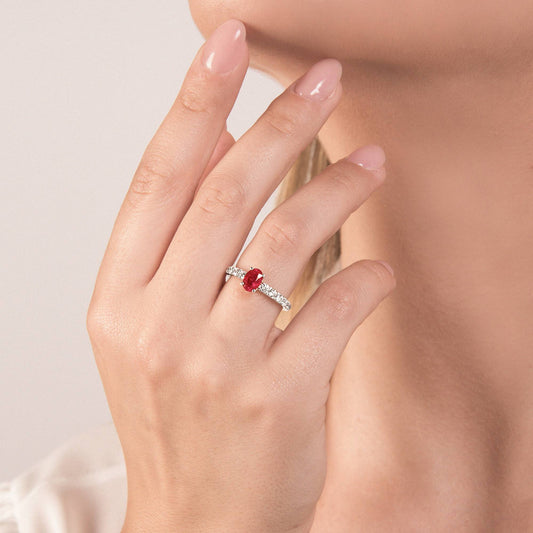 Anillo de banda graduada Mirco Visconti con diamantes y rubí de talla ovalada