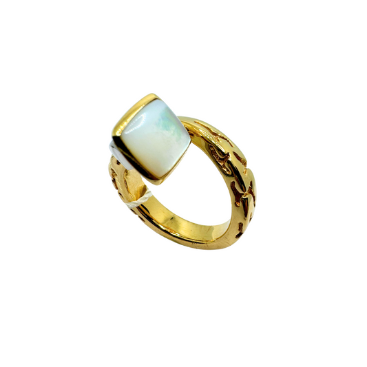 Anello Contrarié in Oro Giallo 18 KT con Madreperla