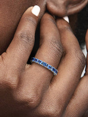 Anillo Pandora con banda azul brillante