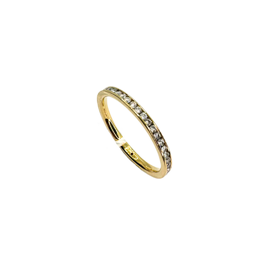 Anillo de oro amarillo de 18 quilates con diamantes engastados en canal