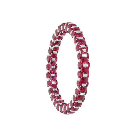Anillo de eternidad de oro blanco con rubíes pavé