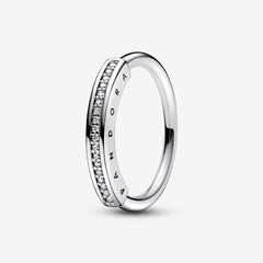 Anillo Pandora con banda pavé y logotipo