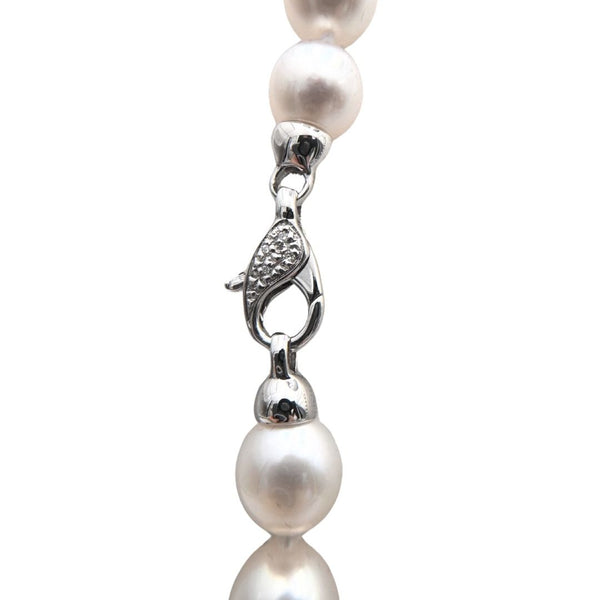 Collar con Perlas Akoya de 8,5 mm y Cierre de Langosta de Oro Blanco y Diamantes