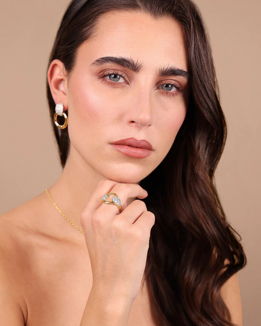 Anello Etrusca a Fascia con Maglia Martellata e Pavé di Cubic Zirconia