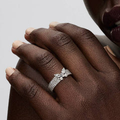 Anillo Pandora con banda pavé y mariposa luminosa