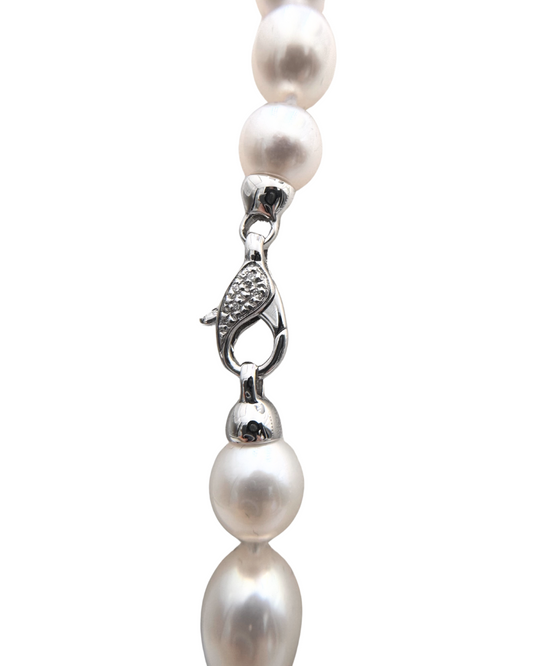 Collana con Perle Akoya 8,5 mm e Moschettone in Oro Bianco e Brillanti