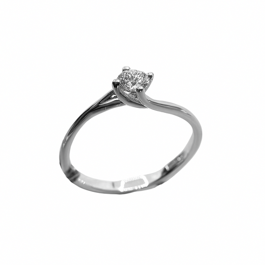 Anillo solitario Davite&amp;Delucchi en oro blanco con un diamante central