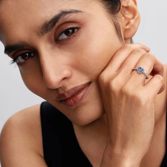 Anillo Pandora de corazón azul en relieve