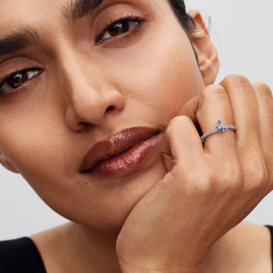Anillo Pandora con mariposa azul brillante