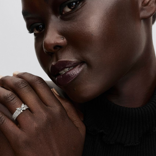 Anillo Pandora con banda pavé y mariposa luminosa