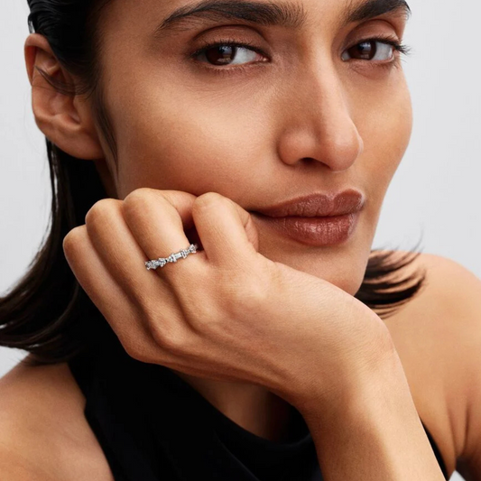 Anillo Pandora con lazos brillantes