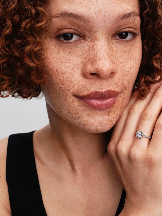 Anillo Pandora con punto de luz cuadrado y pavé