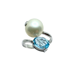 Anello in Oro Bianco Contrarié con Perla d'Acqua Dolce e Topazio Azzurro AN072