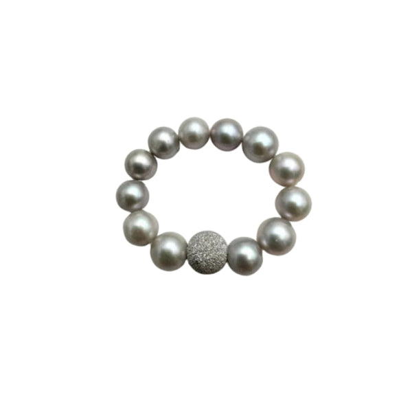Anillo elástico con perlas de agua dulce de 5,5 mm y esfera de oro blanco con corte de diamante