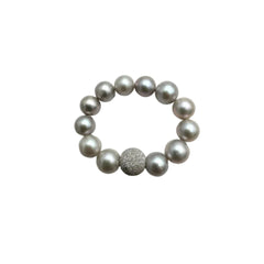 Anillo elástico con perlas de agua dulce de 5,5 mm y esfera de oro blanco con corte de diamante