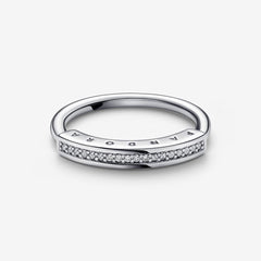 Anillo Pandora con banda pavé y logotipo