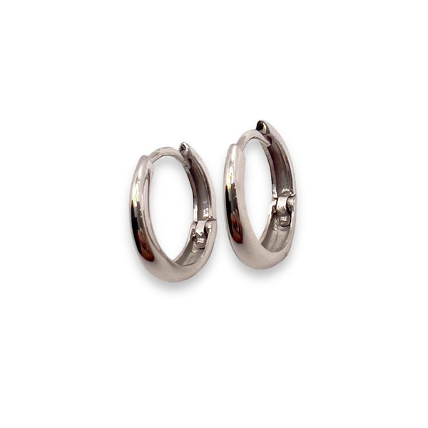 Pendientes de aro con cierre de presión en oro blanco de 18 kt y diámetro de 1 cm.