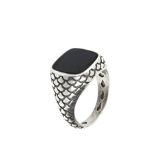 Anillo Albert M. Chevalier con textura de sirena y ónix
