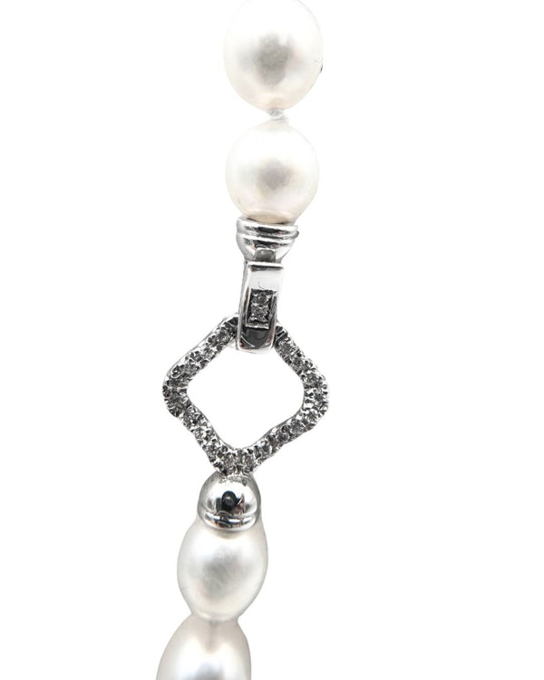 Collar con Perlas Akoya de 6,5 mm y Cierre de Oro Blanco y Diamantes