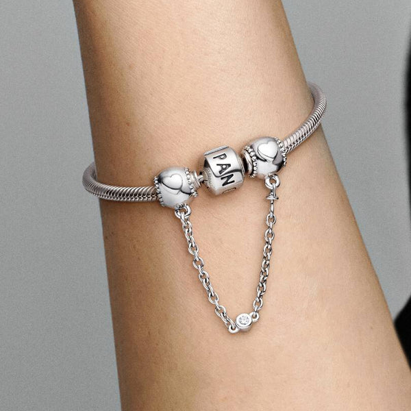 Cadena de seguridad Pandora con corazones en relieve