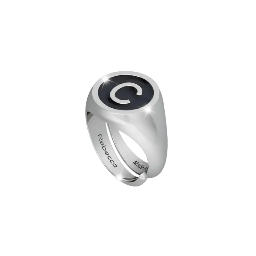 Anillo con inicial C de Rebecca Chevalier