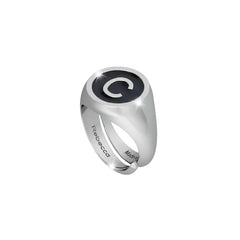 Anillo con inicial C de Rebecca Chevalier