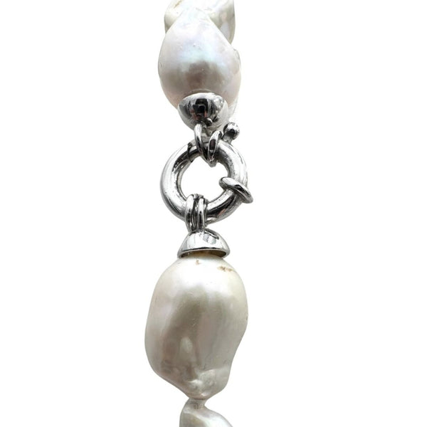 Collar de perlas barrocas con cierre de langosta de plata