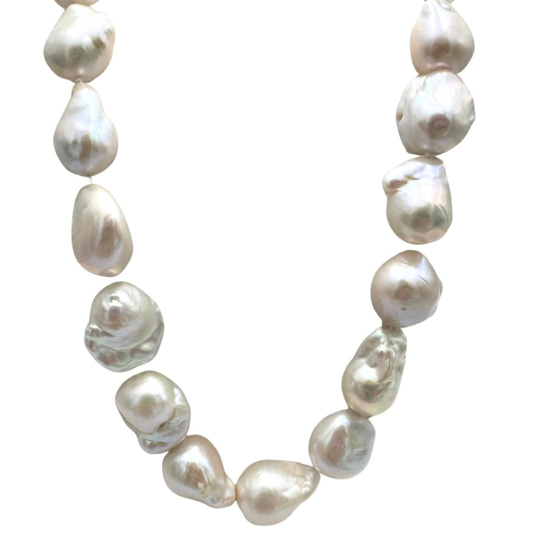 Collar de perlas barrocas con cierre de langosta de plata