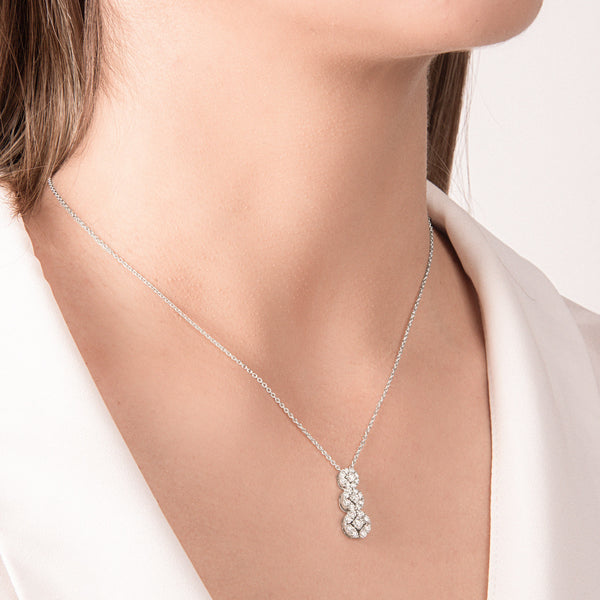 Collar Mirco Visconti de oro blanco con colgante de trilogía y diamantes