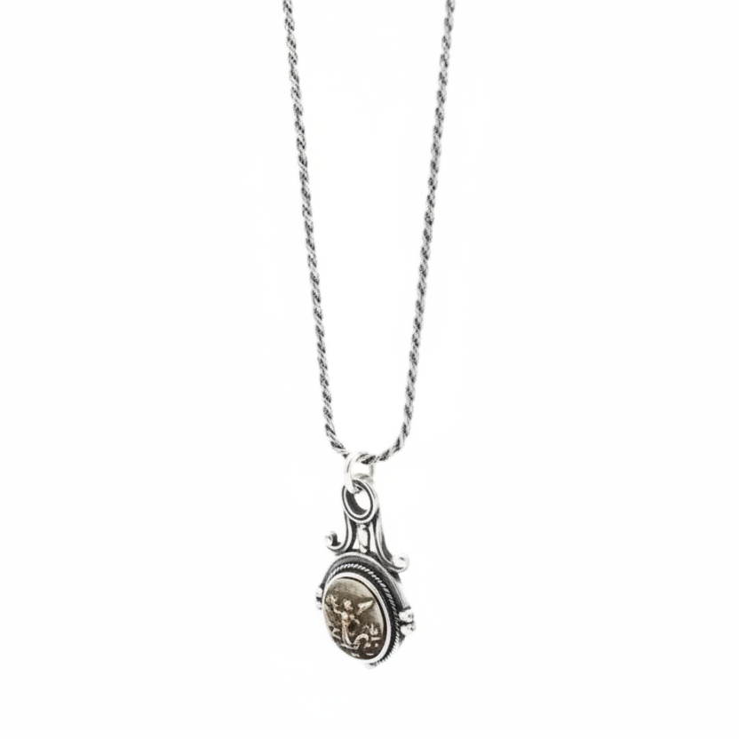 Collar con colgante de moneda antigua del 25 de noviembre
