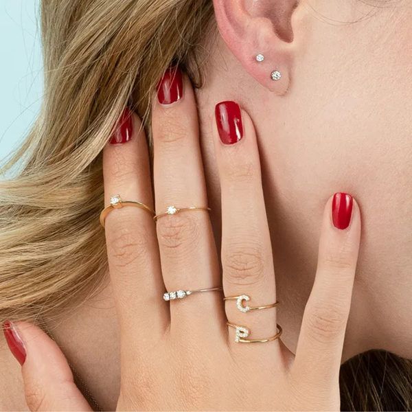 Anillo Rebecca Lux con inicial en oro amarillo y diamantes