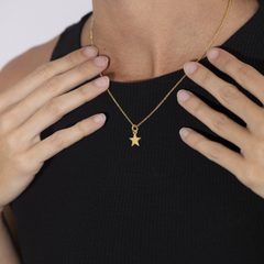 Colgante de collar Nove25 con estrella puntiaguda dorada
