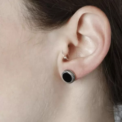 Pendiente de un solo lóbulo con esmalte negro y diseño de puntos Nove25