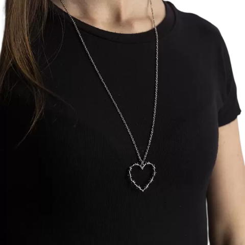 Collar de corazón de alambre de púas del 25 de noviembre