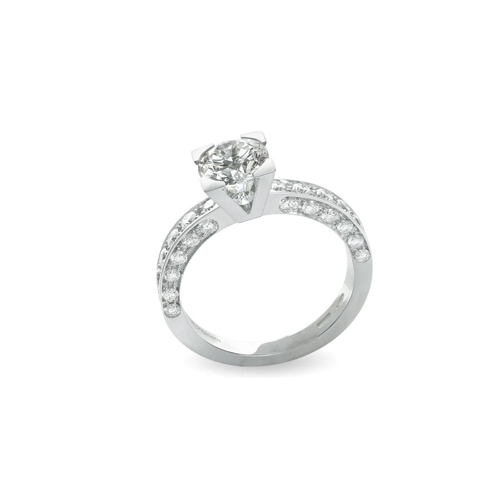 Anello Solitario Icona con Diamante Centrale più Diamanti Laterali AB15366D