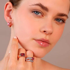 Anillo Bronzallure Contrarié con gema prismática de corte mosaico y pavé de circonitas cúbicas de morganita