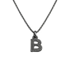 Collar con la inicial B punteada del 25 de noviembre