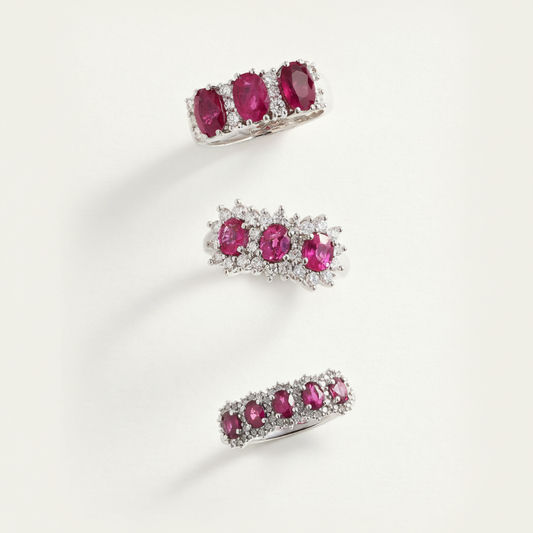 Anelli con rubini sfondo crema